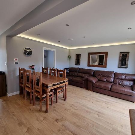 Crown Meadow - 4 Bedroom House - Heathrow - Excellentstays كولنبروك المظهر الخارجي الصورة