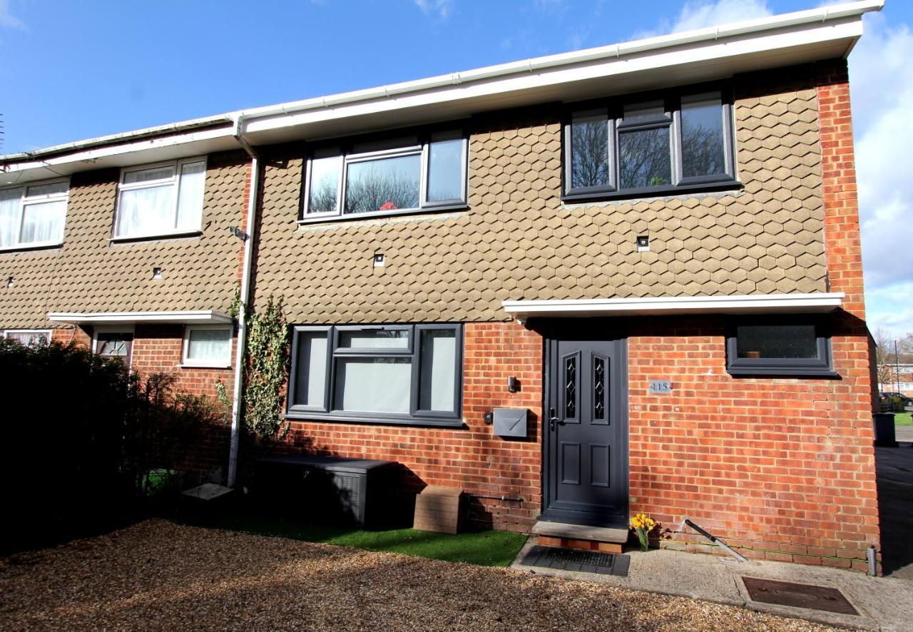 Crown Meadow - 4 Bedroom House - Heathrow - Excellentstays كولنبروك المظهر الخارجي الصورة