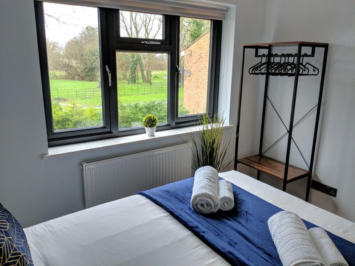 Crown Meadow - 4 Bedroom House - Heathrow - Excellentstays كولنبروك المظهر الخارجي الصورة