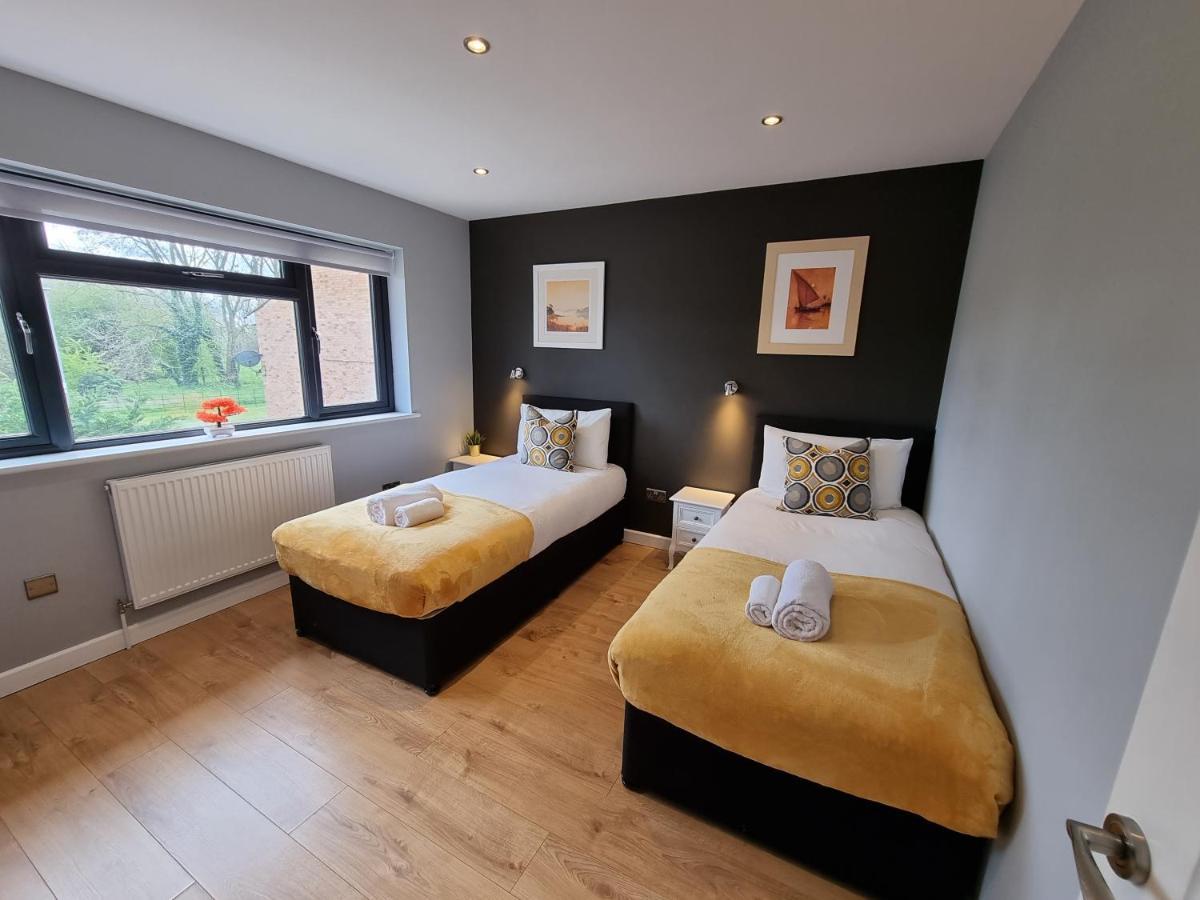 Crown Meadow - 4 Bedroom House - Heathrow - Excellentstays كولنبروك المظهر الخارجي الصورة