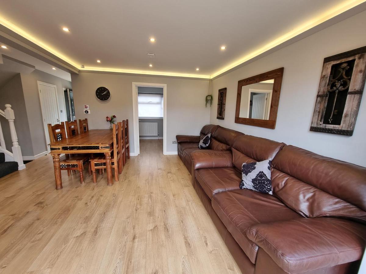 Crown Meadow - 4 Bedroom House - Heathrow - Excellentstays كولنبروك المظهر الخارجي الصورة