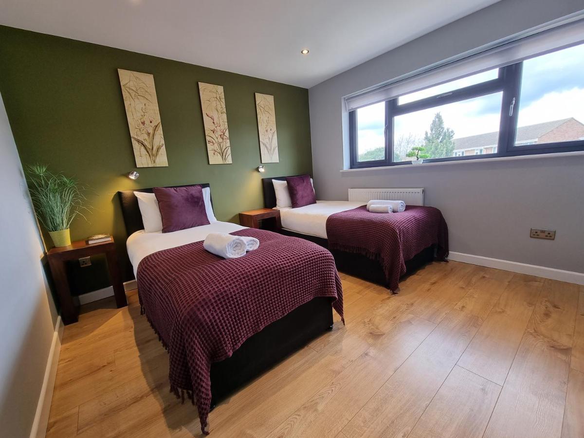Crown Meadow - 4 Bedroom House - Heathrow - Excellentstays كولنبروك المظهر الخارجي الصورة