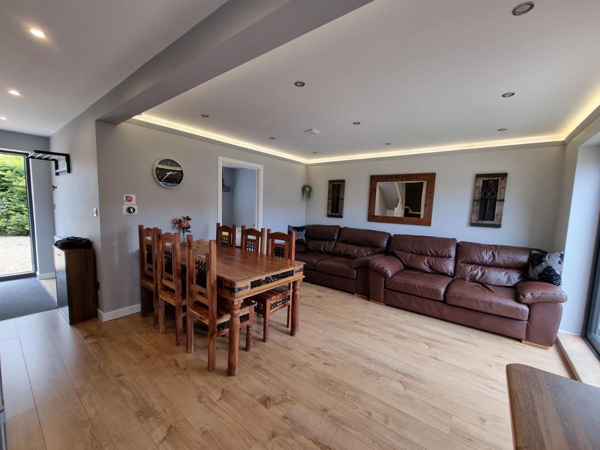 Crown Meadow - 4 Bedroom House - Heathrow - Excellentstays كولنبروك المظهر الخارجي الصورة