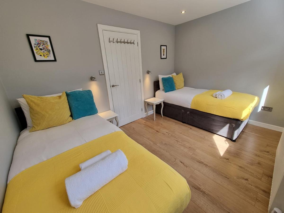 Crown Meadow - 4 Bedroom House - Heathrow - Excellentstays كولنبروك المظهر الخارجي الصورة