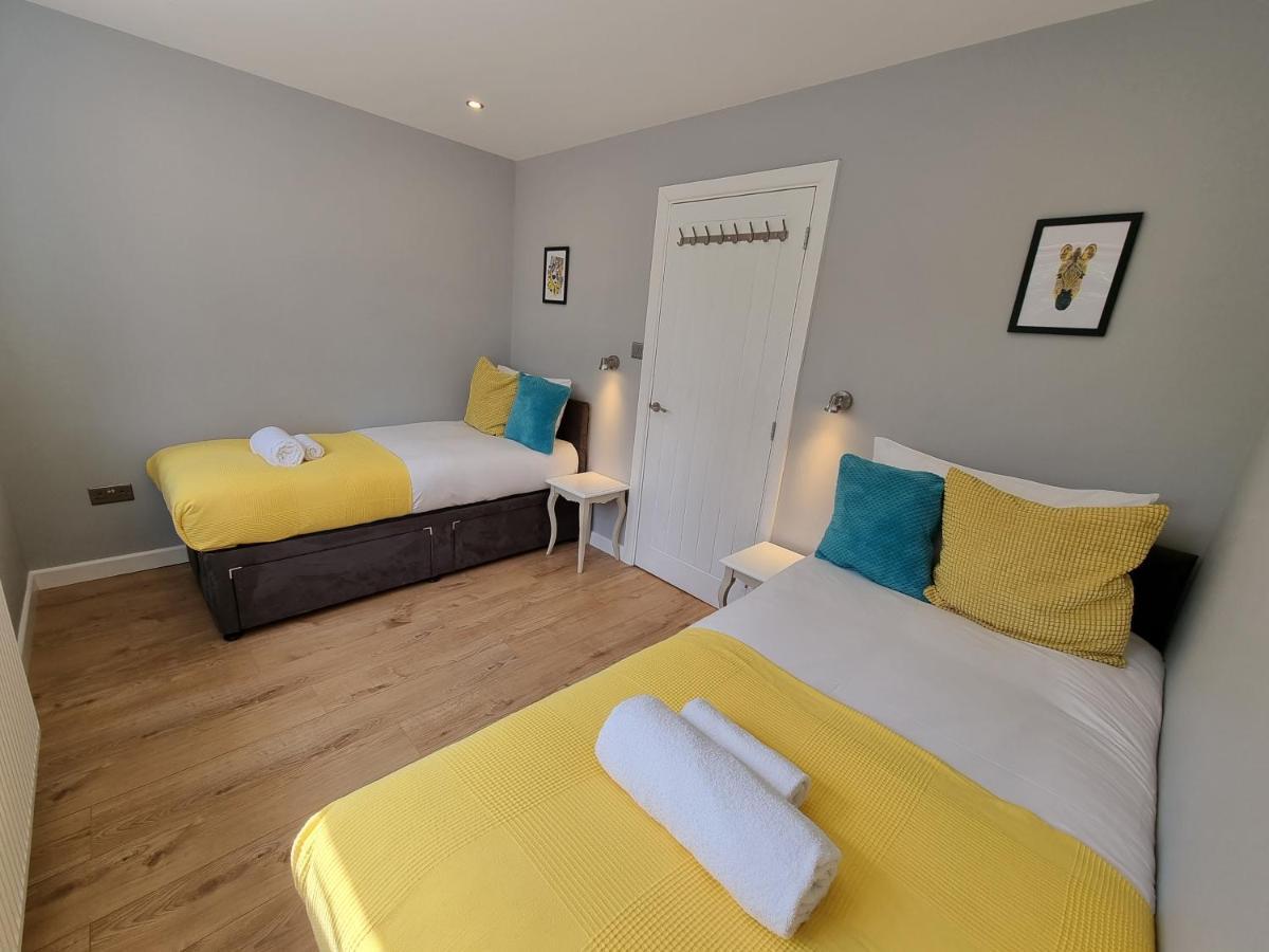 Crown Meadow - 4 Bedroom House - Heathrow - Excellentstays كولنبروك المظهر الخارجي الصورة