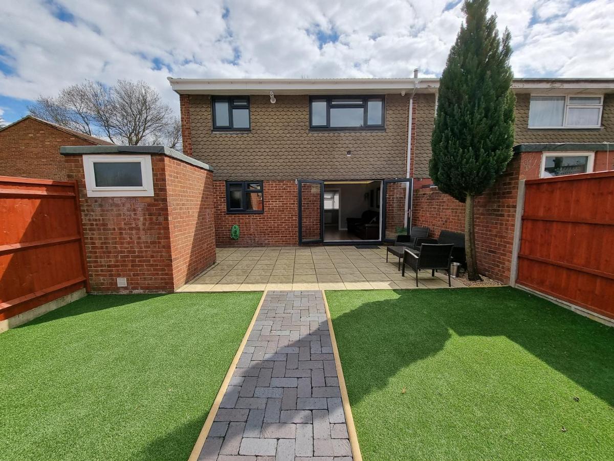 Crown Meadow - 4 Bedroom House - Heathrow - Excellentstays كولنبروك المظهر الخارجي الصورة