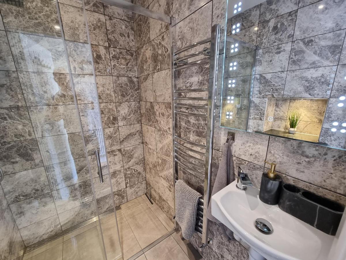 Crown Meadow - 4 Bedroom House - Heathrow - Excellentstays كولنبروك المظهر الخارجي الصورة